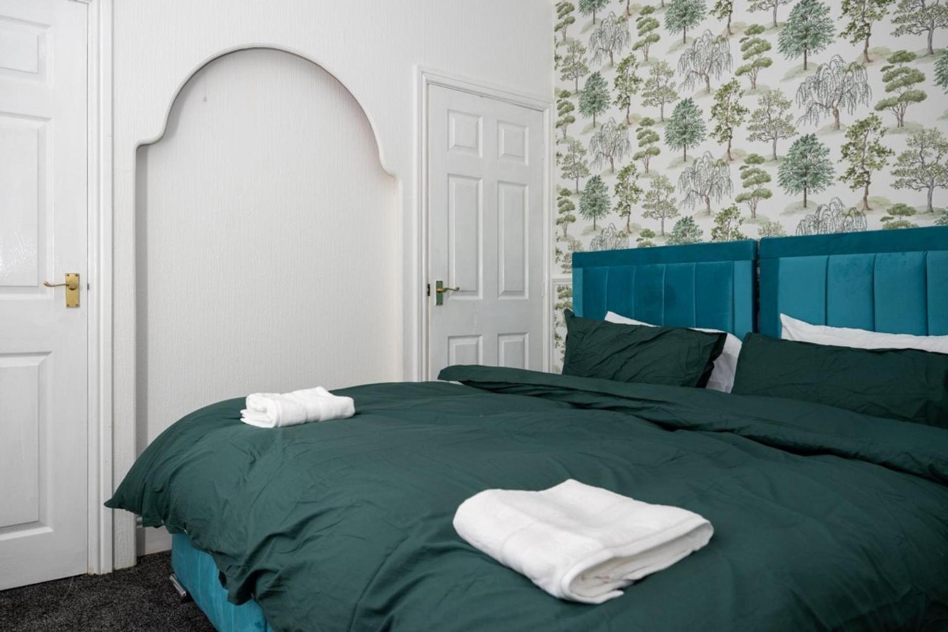 4-Bedroom- Stoke-On-Trent Sleeps 8- Pet Friendly Buitenkant foto