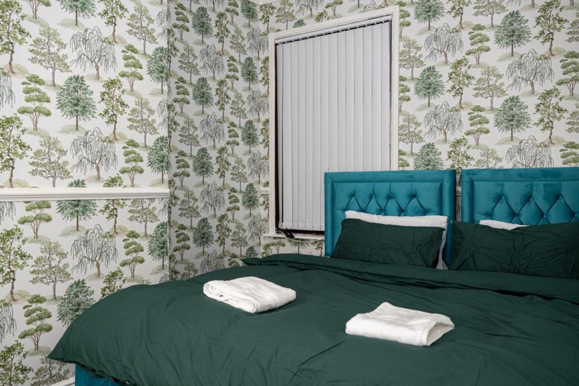 4-Bedroom- Stoke-On-Trent Sleeps 8- Pet Friendly Buitenkant foto