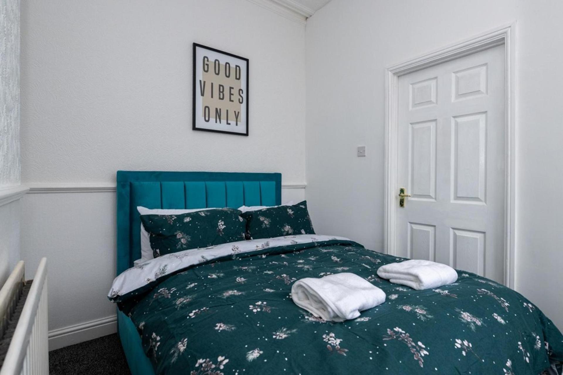 4-Bedroom- Stoke-On-Trent Sleeps 8- Pet Friendly Buitenkant foto