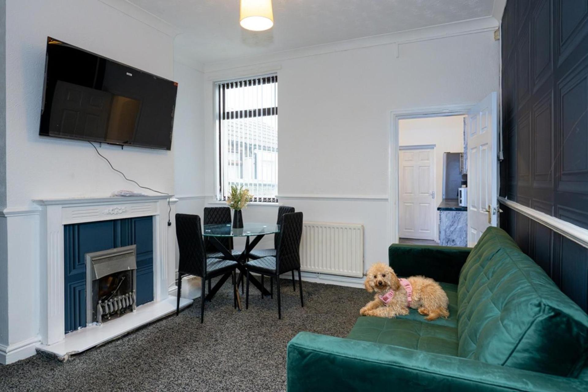 4-Bedroom- Stoke-On-Trent Sleeps 8- Pet Friendly Buitenkant foto